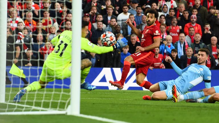 Mohamed Salah marque devant Ederson après avoir battu trois défenseurs de Man City pour mettre Liverpool 2-1