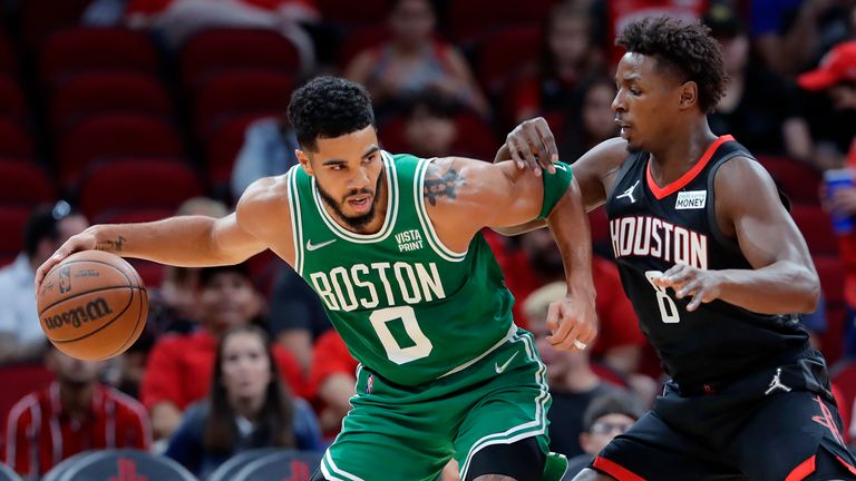 Penyerang Boston Celtics Jason Totem (0) memimpin Houston Rockets pada paruh pertama pertandingan bola basket NBA di Houston.