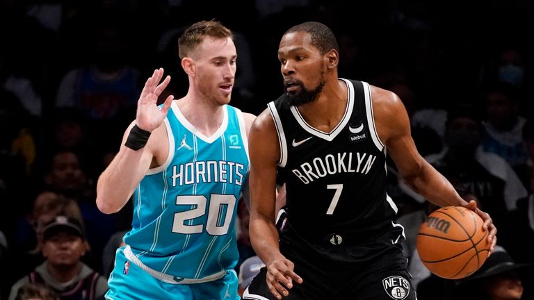 L'attaccante dei Brooklyn Nets Kevin Durant (7) guida contro Charlotte Hornet Gordon Howard (20) nella prima metà della partita di basket NBA di domenica 24 ottobre 2021 a New York. 