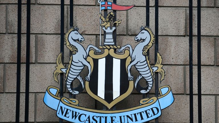 Logo de Newcastle United à l'extérieur du stade St James du club  se garer