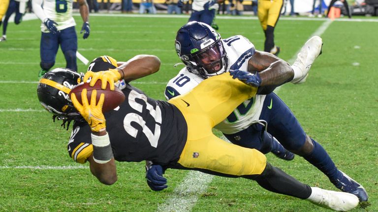 Pittsburgh Steelers running back Najee Harris (22) dives past Seattle Seahawks defensive end Benson Mayowa (10) on his way to the end zone and a touchdown during the first half an NFL football game, Sunday, Oct. 17, 2021, in Pittsburgh. (AP Photo/Don Wright)


