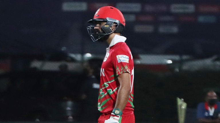 Oman-opener Jatinder Singh verlaat het veld na van het veld gestuurd te zijn voor een eend