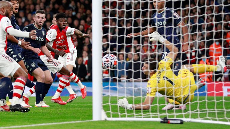Arsenal&#39;s Thomas Partey, center, scores his side&#39;s opening goal during the English Premier League soccer match between Arsenal and Aston Villa at the Emirates stadium in London, Friday, Oct. 22, 2021. (AP Photo/Ian Walton)