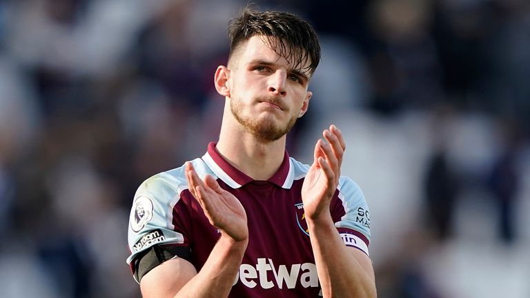West Ham United midfielder Declan Rice (41) cheers for the fans after an English Premier League football match against Brentford at the London Stadium in London on Sunday 3 October 2021. Brentford won 2-1.  (Photo AP / Steve Luciano)