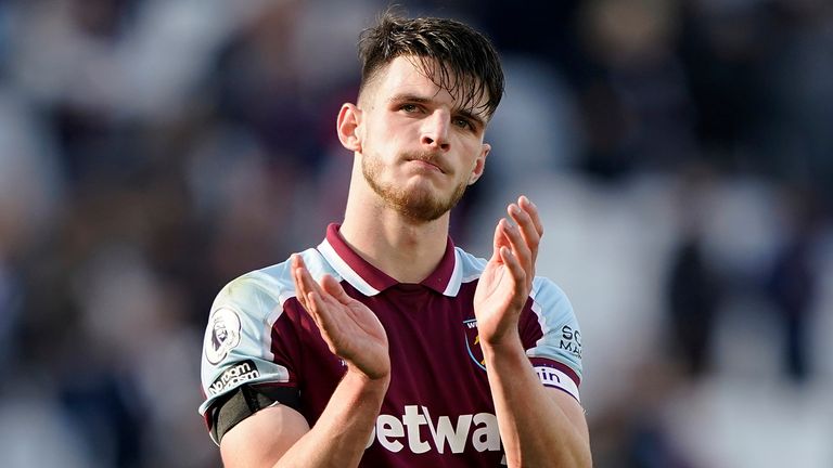 Le milieu de terrain de West Ham United Declan Rice (41 ans) applaudit pour les supporters après un match de football de la Premier League anglaise contre Brentford au London Stadium de Londres, le dimanche 3 octobre 2021. Brentford a gagné 2-1.  (Photo AP/Steve Luciano)