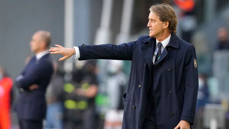 Roberto Mancini instruye a sus jugadores el domingo