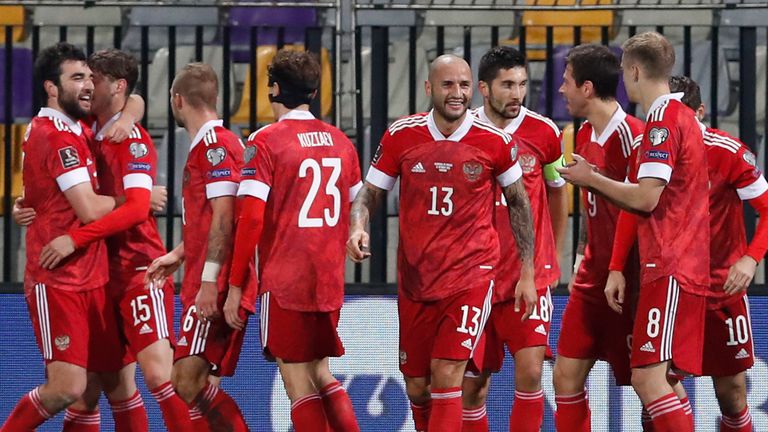 Georgi Gekia dari Rusia merayakan dengan rekan satu timnya setelah mencetak gol