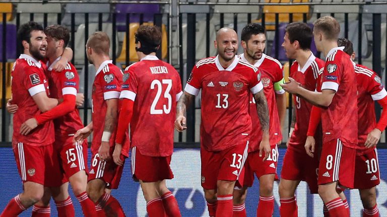 El ruso Georgi Gekia celebra con sus compañeros tras marcar