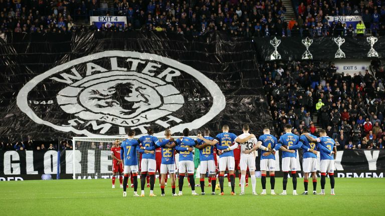 GLASGOW, SCOTLAND - OCTOBER 27: Rangers&#39; players observe a minute&#39;s silence for legendary manager Walter Smith who passed away aged 73,  during a Cinch Premiership match between Rangers and Aberdeen at Ibrox stadium, on October 26, 2021, in Glasgow, Scotland. (Photo by Alan Harvey / SNS Group)
