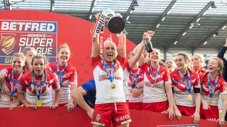 Picture by Allan McKenzie/SWpix.com - 10/10/2021 - Rugby League - Betfred Women's Super League Grand Final - St Helens v Leeds Rhinos - Emerald Headingley Stadium, Leeds, England - St Helens's captain Jodie Cunningham holds the Women's Betfred Super League trophy aloft after victory over Leeds.