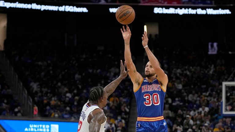 Golden State Warriors guard Stephen Curry takes a 3-point shot over Los Angeles Clippers' Eric Bledsoe
