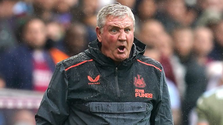 Steve Bruce bereaksi selama kekalahan 2-0 Newcastle dari Aston Villa pada bulan Agustus