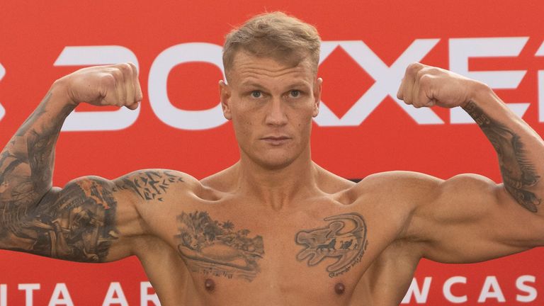 CHAMPIONSHIP BOXING WEIGH IN.METRO CENTRE,.NEWCASTLE.PIC;LAWRENCE LUSTIG.HEAVYWEIGHT Contest .STEVE ROBINSON and MATT BARLOW WEIGH IN BEFORE THEIR CONTEST ON BOXXER PROMOTIONS NIGHT OF CHAMPIONSHIP BOXING AT THE UTILITA ARENA,NEWCASTLE ON SATURDAY(16-10-21)