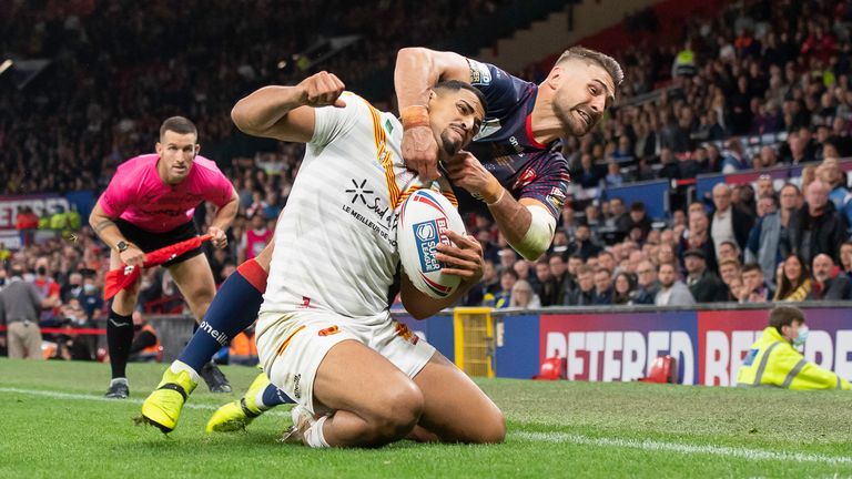 Picture by Allan McKenzie/SWpix.com - 09/10/2021 - Rugby League - Betfred Super League Grand Final - Catalans Dragons v St Helens - Old Trafford, Manchester, England - St Helens's Tommy Makinson prevents Catalans' Fouad Yaha from scoring a try by hauling him into touch.