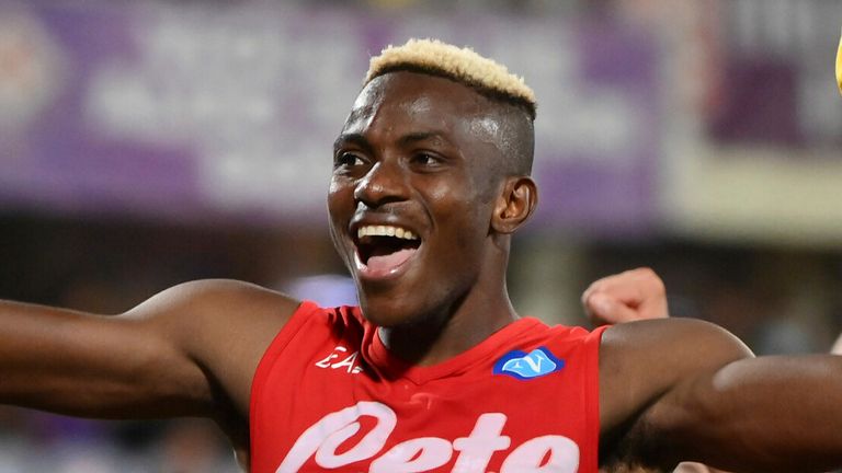 Victor Osimhen festeggia il 2-1 del Napoli