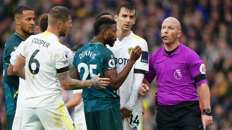 Emmanuel Dennis (au centre) de Watford et ses coéquipiers font appel à l'arbitre Simon Hooper après le refus d'un but 