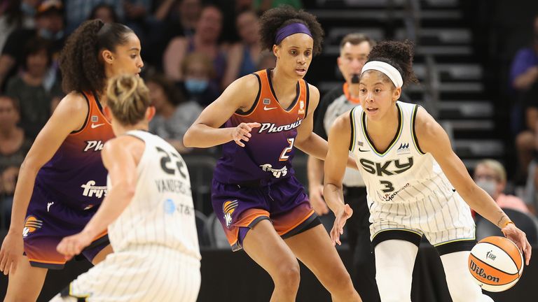 Chicago's Candace Parker looks to hand off to Courtney Vandersloot during a regular season game against the Phoenix Mercury