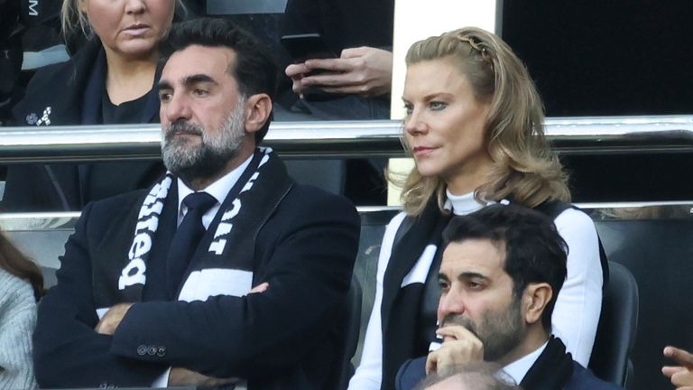 El presidente del Newcastle United, Yasir Al-Rumayyan, y la copropietaria, Amanda Staveley, asisten al partido de la Premier League del club contra los Spurs (Simon Bellis/CSM a través de ZUMA Wire)