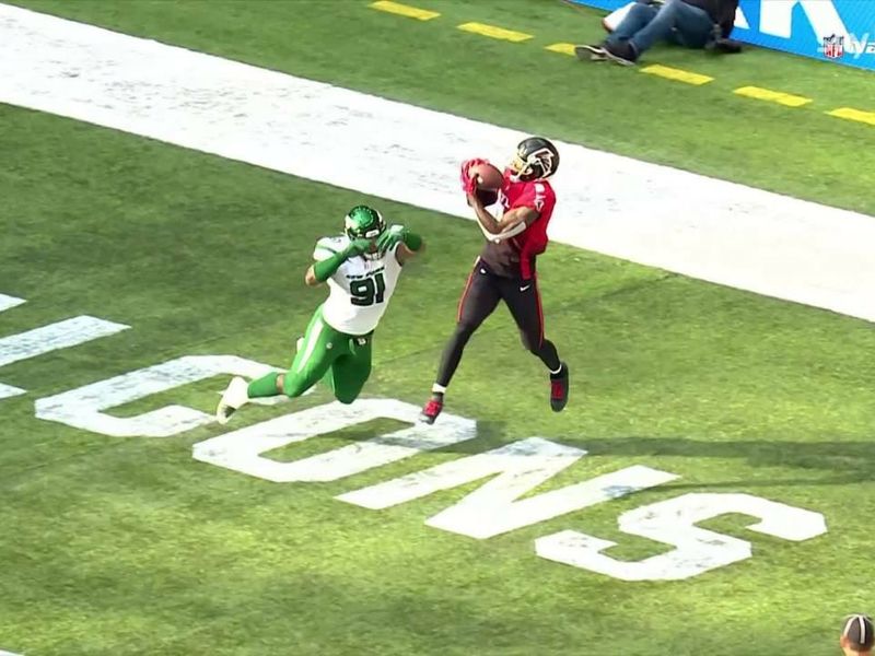 Atlanta Falcons tight end Kyle Pitts (8) runs into touch but makes the  first down against the New York Jets during an NFL International Series game  at Stock Photo - Alamy