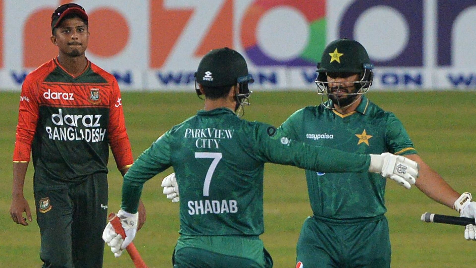 Pakistan rally to take early T20 lead