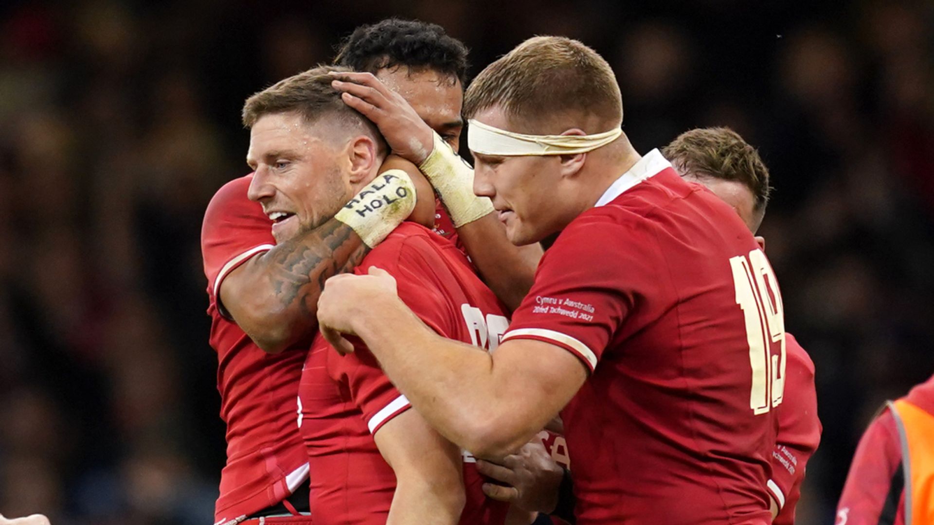 Last-gasp Priestland penalty beats 14-man Australia