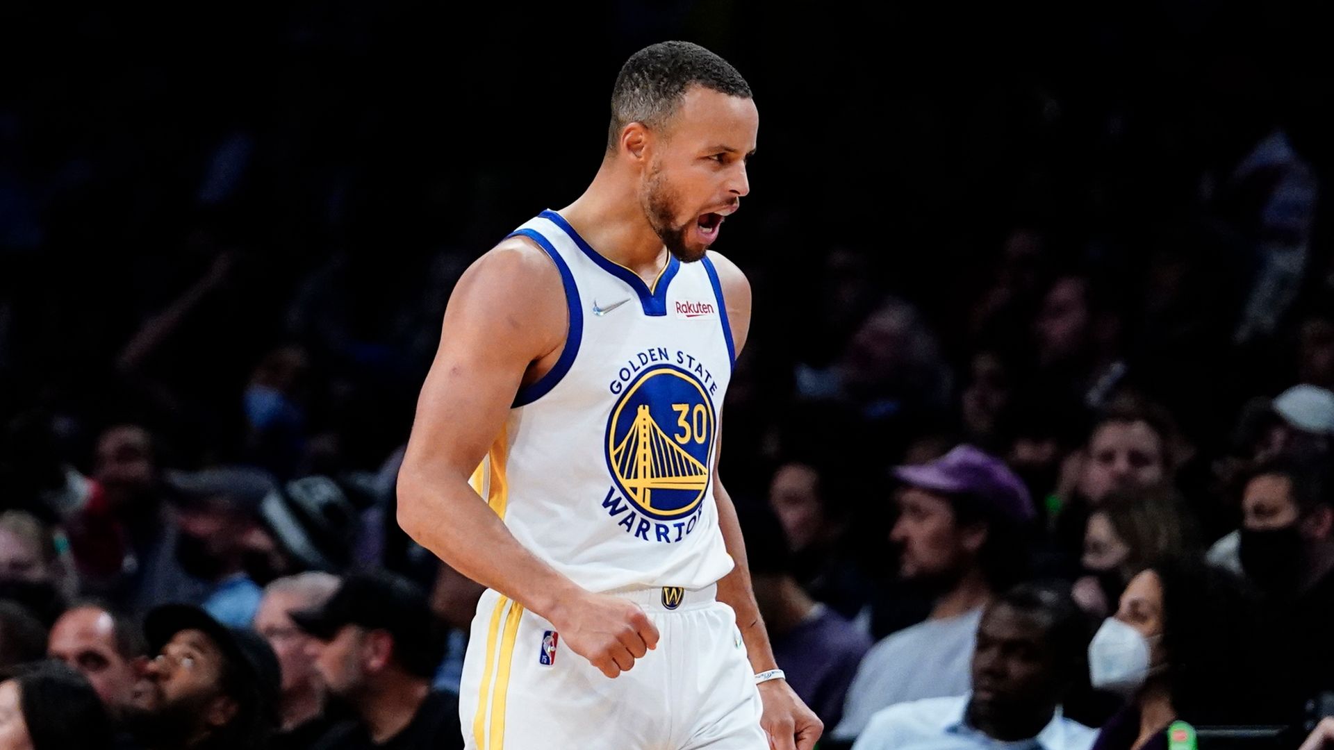 Curry drops nine threes as Warriors blow out Nets in Brooklyn