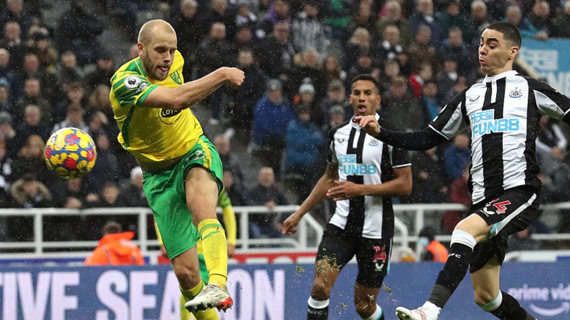 Pukki stunner denies 10-man Newcastle first PL win of season