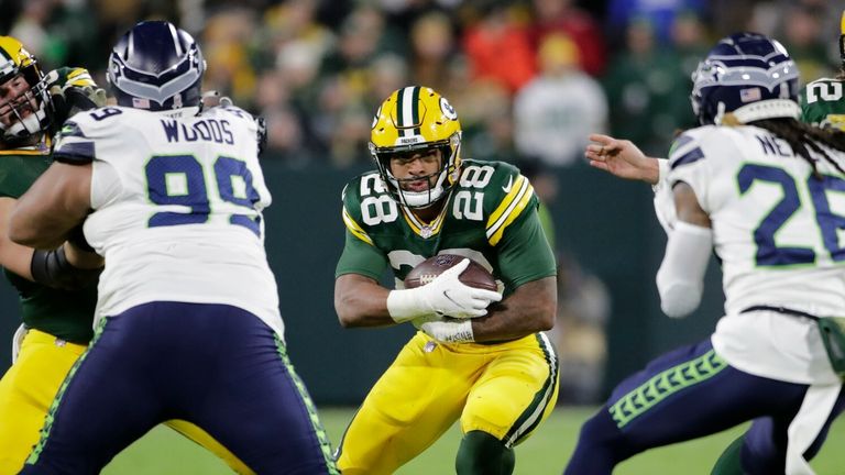 El corredor de los Green Bay Packers AJ Dillon anota su primer touchdown terrestre de la temporada en una carrera de tres yardas.