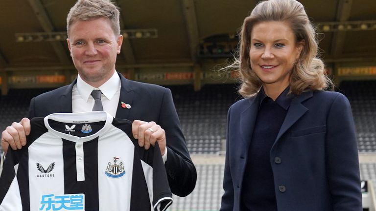 La directrice du club Amanda Staveley et son mari Mehrdad Ghodoussi (à gauche) avec le nouveau manager de Newcastle United Eddie Howe après une conférence de presse à St. James'  Parc, Newcastle upon Tyne.  Photo date : mercredi 10 novembre 2021.