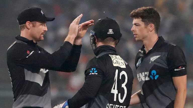 Mitchell Santner a pris trois guichets pour la Nouvelle-Zélande pour ralentir l'élan de l'Inde