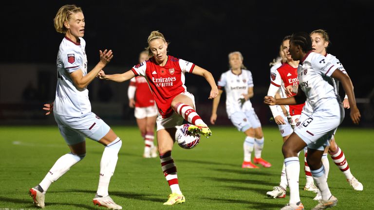 Arsenal&#39;s Beth Mead controls the ball during the Barclays FA Women&#39;s Super League match against West Ham at Meadow Park