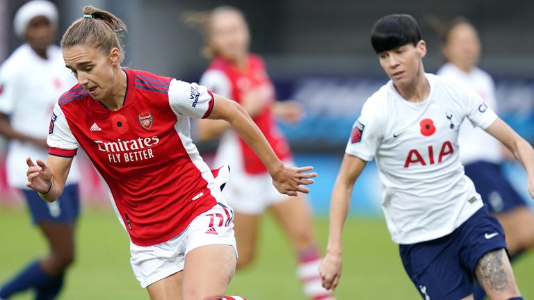 Vivianne Miedema del Arsenal y Ashleigh Neville del Tottenham Hotspur (derecha) luchan por el balón