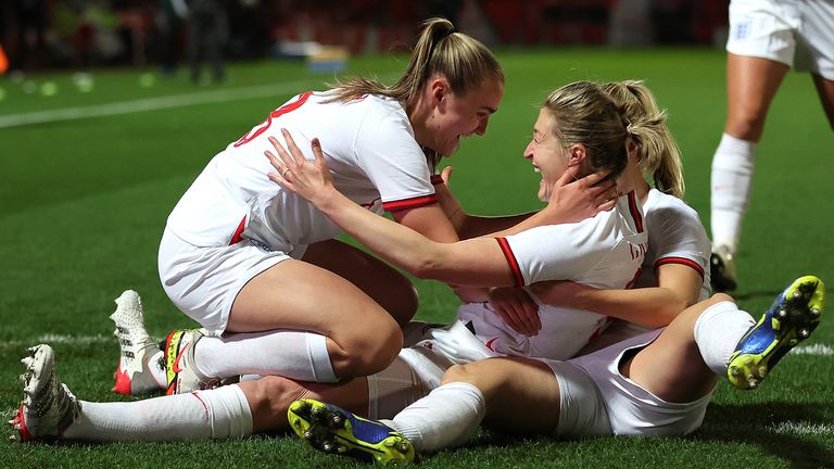 Beth Mead (L) et Ellen White étaient deux des quatre joueuses à avoir réussi des tours du chapeau pour l'Angleterre Féminine contre la Lettonie