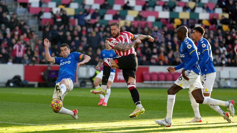 Pontus Jansson had a chance in the build-up to the penalty award