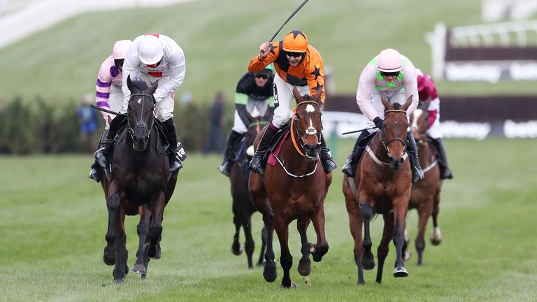 Put The Kettle On (orange et noir) bat Nube Negra (à gauche) pour remporter le Queen Mother Champion Chase à Cheltenham en mars