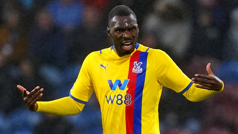 Christian Benteke viert feest na zijn tweede doelpunt in Crystal Palace