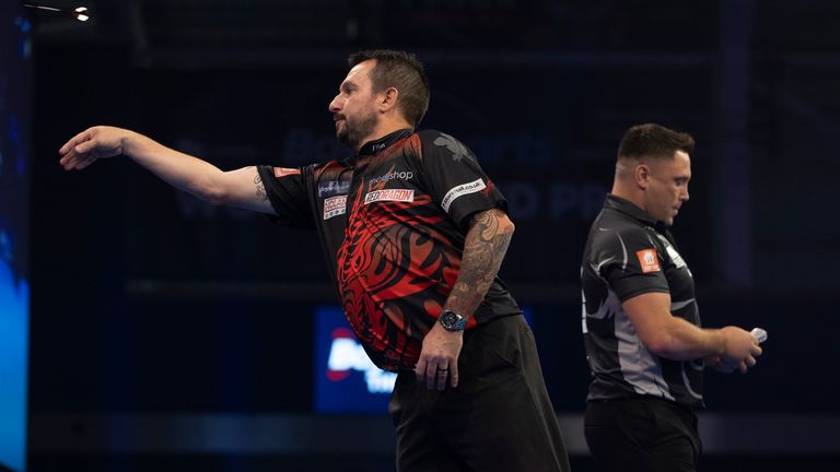 BOYLE SPORTS WORLD GRAND PRIX.MORNINGSIDE AREA,.LEICESTER.PIC;LAWRENCE LUSTIG.FINAL.GERWYN PRICE V JONNY CLAYTON.JONNY CLAYTON IN ACTION