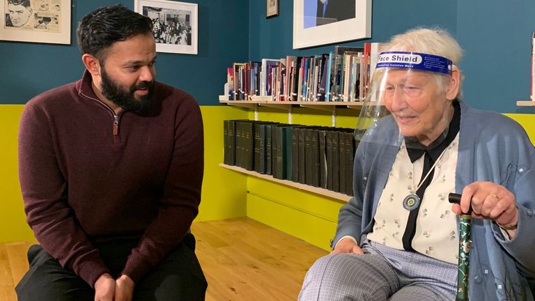 Azeem Rafiq trifft sich mit der Holocaust-Überlebenden Ruth Barnett.  Bildnachweis: Jüdische Chronik