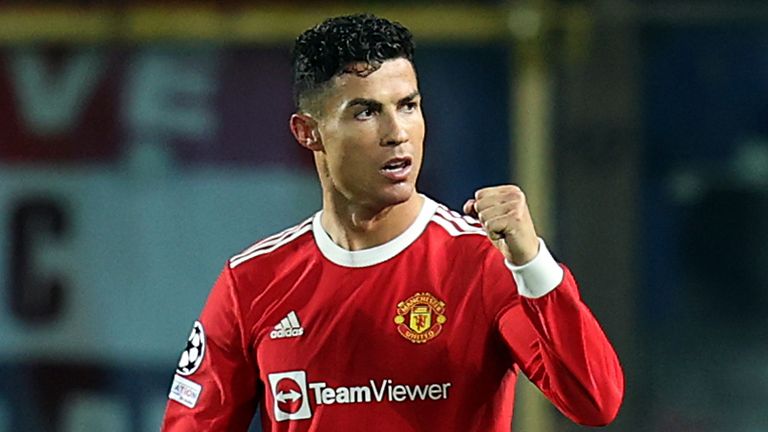 Cristiano Ronaldo del Manchester United celebra su segundo gol ante el Atalanta