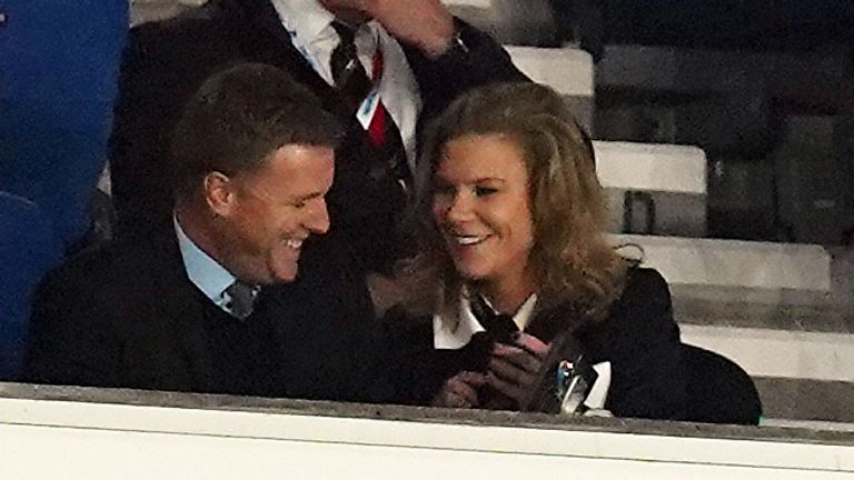 El ex gerente de Bournemouth Eddie Howe (centro) se muestra con la dueña de Newcastle Amanda Staveley en el estadio AMEX en Brighton