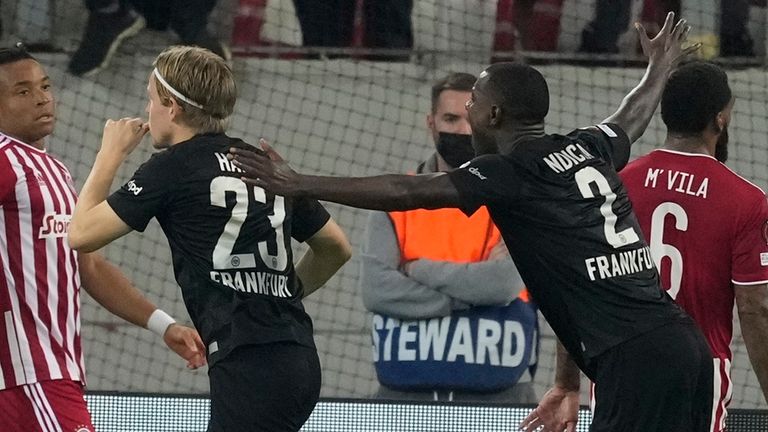 Jens Petter Hauge merayakan kemenangannya untuk Eintracht Frankfurt