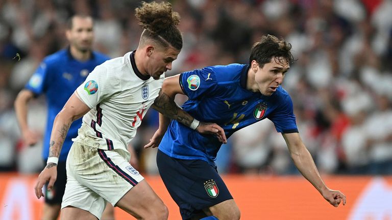 Phillips affronta l'italiano Federico Chiesa durante la finale di Euro 2020