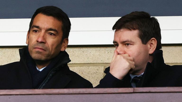 GLASGOW, SKOTLANDIA - 21 NOVEMBER: Manajer baru Rangers Giovanni van Bronckhorst (kiri) bersama Direktur Sepak Bola Ross Wilson selama pertandingan semifinal Piala Olahraga Premier antara Rangers dan Hibernian di Hampden Park, pada 21 November 2021, di Glasgow, Skotlandia.  (Foto oleh Craig Williamson / Grup SNS)