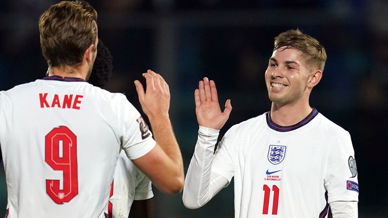 Harry Kane y Emile Smith Rowe celebran durante la victoria de Inglaterra sobre San Marino