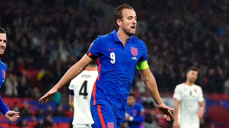 Harry Kane esulta dopo aver messo l'Inghilterra 2-0 contro l'Albania