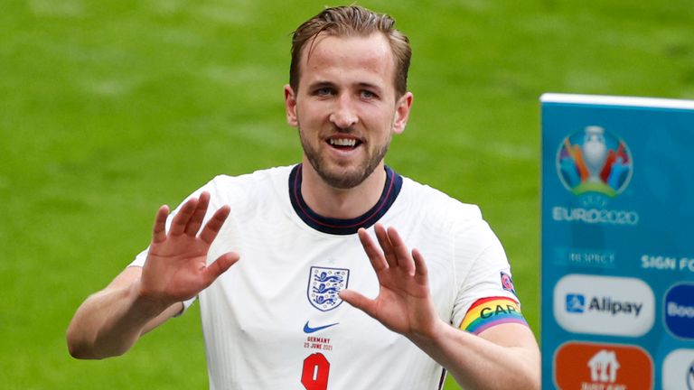 L'inglese Harry Kane celebra la fine degli ottavi di finale della partita di calcio di Euro 2020 tra Inghilterra e Germania allo stadio di Wembley a Londra, martedì 29 giugno 2021 (John Sibley / Pool via AP)