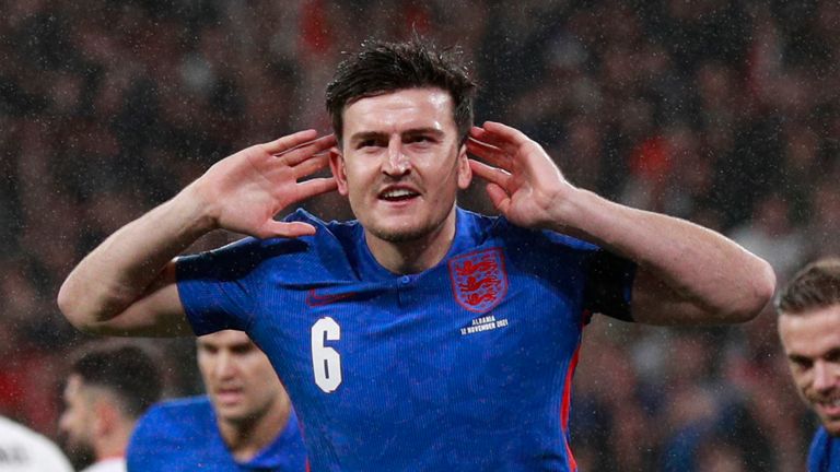 Harry Maguire de Inglaterra celebra tras anotar ante Albania