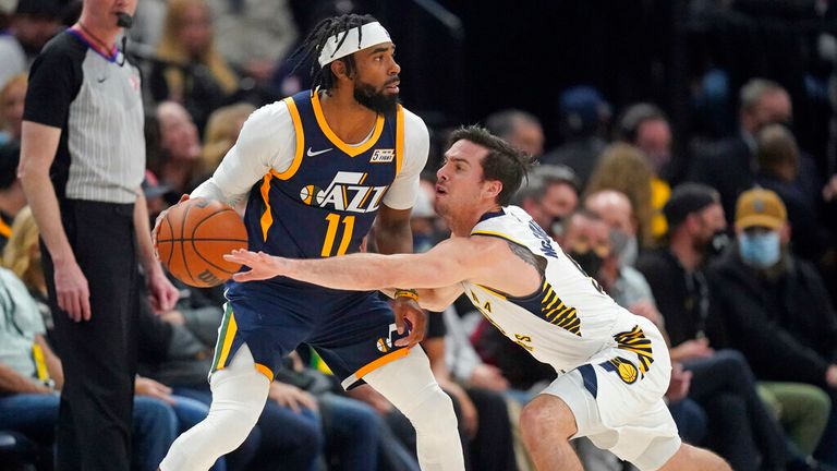 Indiana Pacers guard TJ McConnell, right, guard Utah Jazz guard Mike Conley during the first half of an NBA basketball game in Salt Lake City on Thursday, Nov. 11, 2021.  (AP Photo / Rick Bowmer)