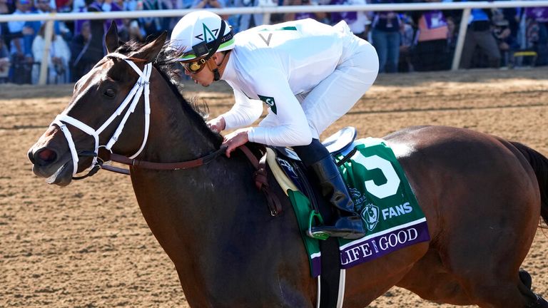 Irad Ortiz Jr. monte Life is Good vers la victoire dans les Breeders'  Tasse Dirt Mile