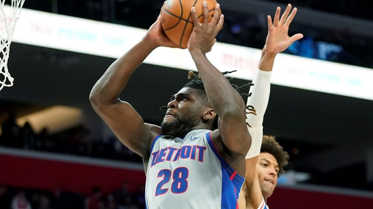 Pistons big man hit 76ers star with brutal crossover before a double-clutch dunk